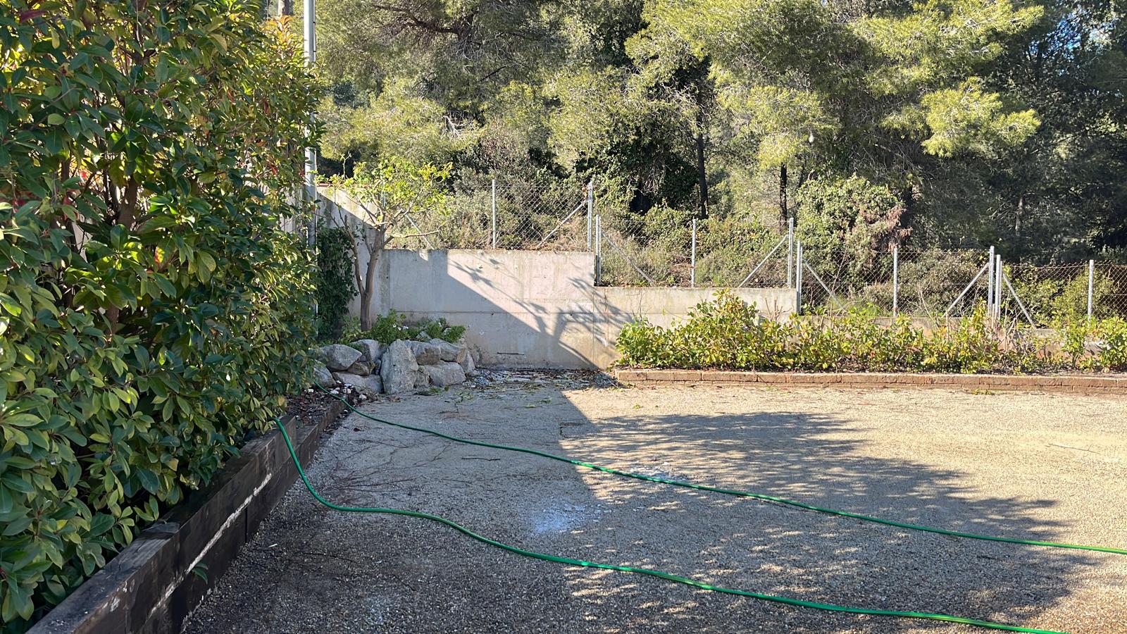 Jardín de grava en Sitges antes de construir la piscina Diseño de jardín con piscina y césped en Sitges Jardín de grava en Sitges antes de construir la piscina