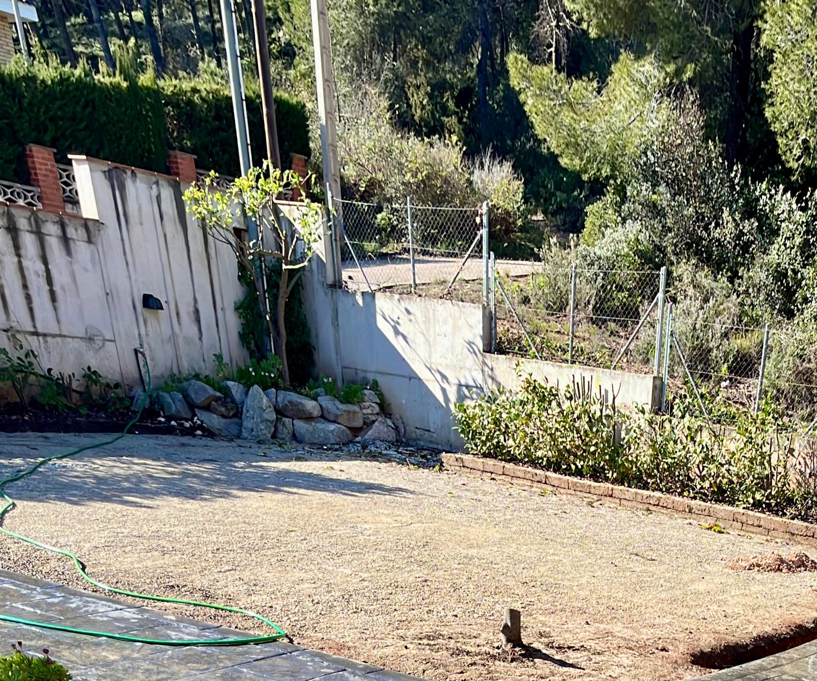 Estado inicial del terreno junto al muro perimetral Diseño de jardín con piscina y césped en Sitges Estado inicial del terreno junto al muro perimetral