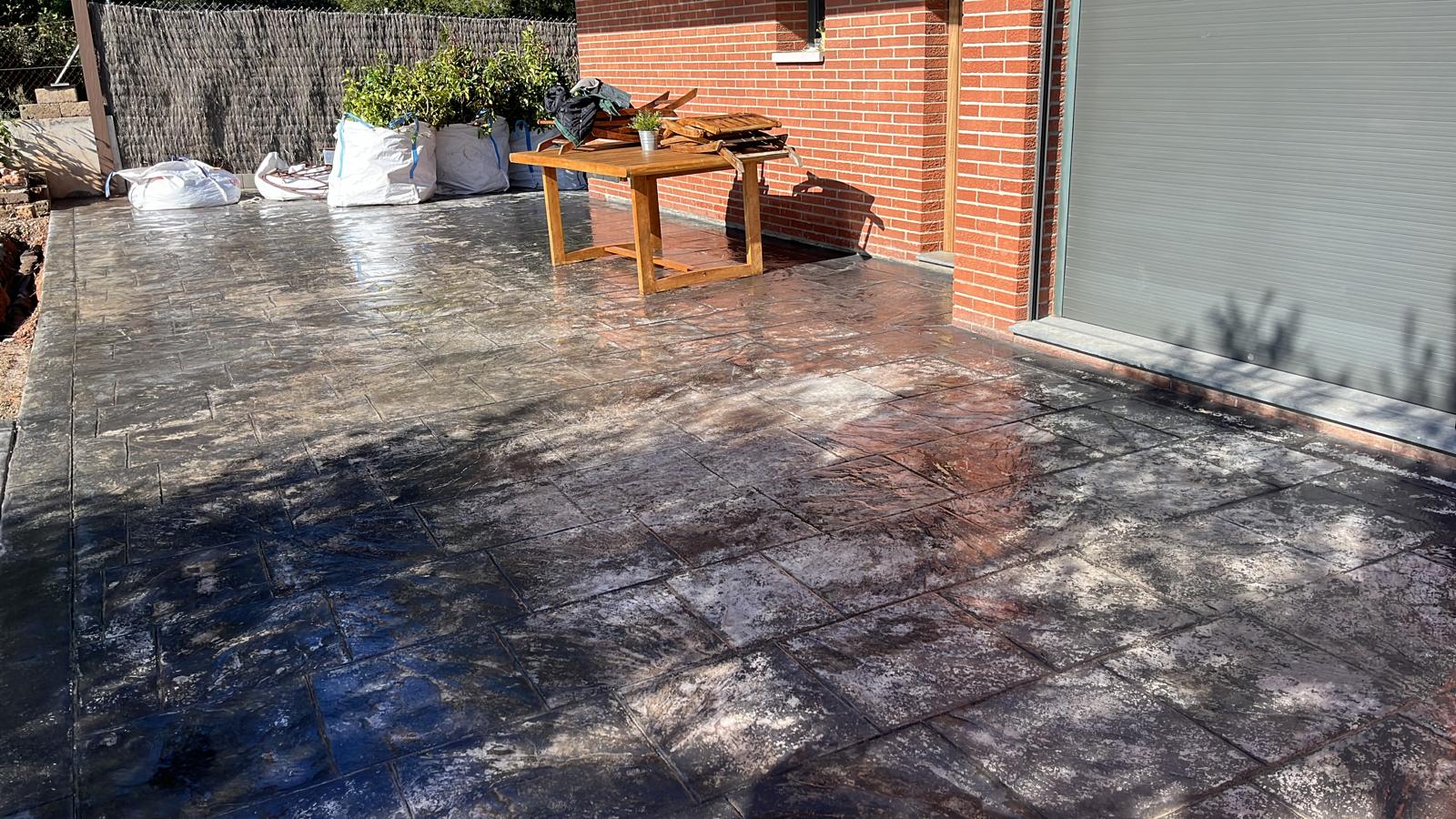 Terraza junto a la vivienda antes de renovar el pavimento Diseño de jardín con piscina y césped en Sitges Terraza junto a la vivienda antes de renovar el pavimento