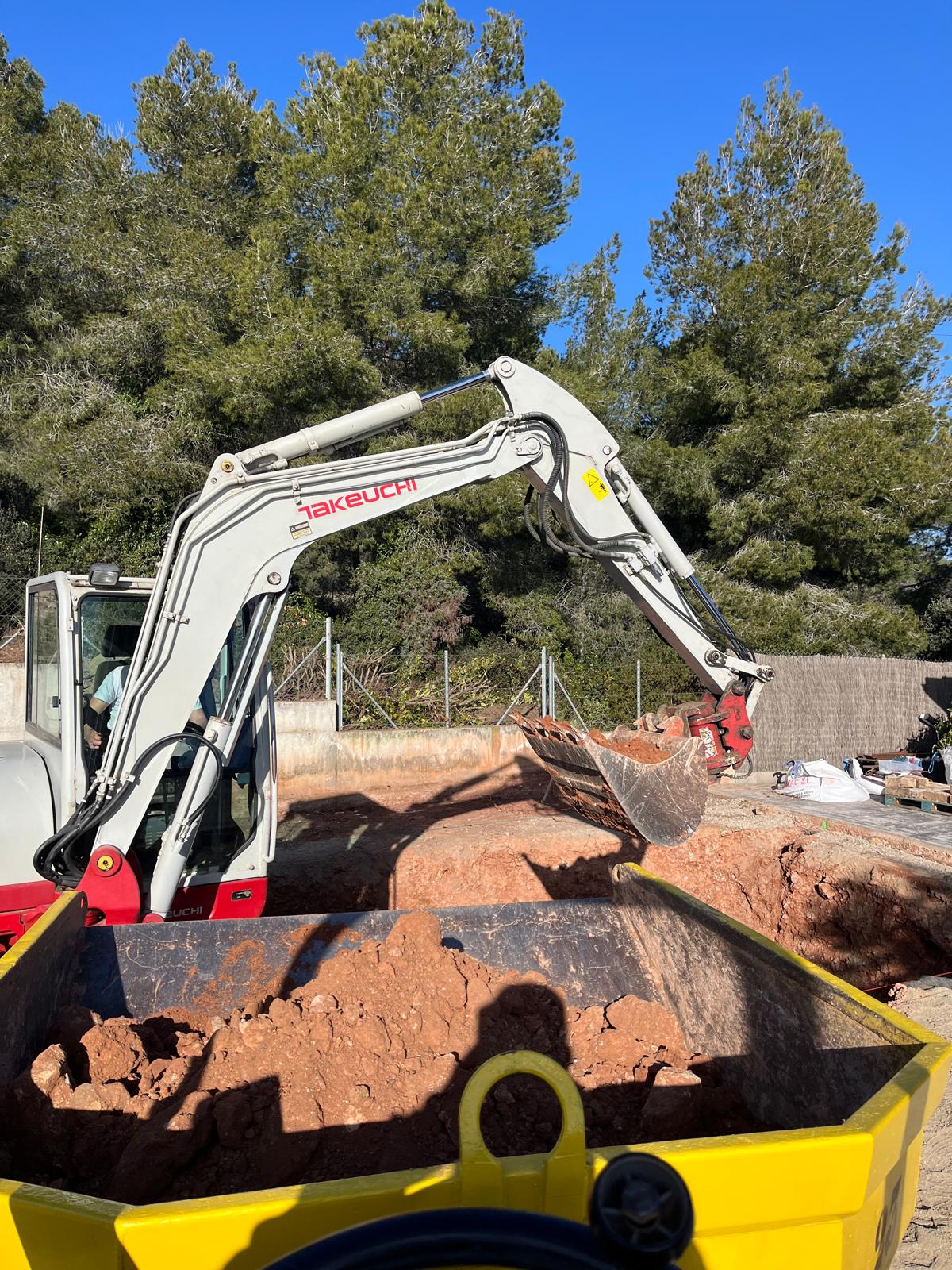 Retirada de tierras con excavadora y dumper Diseño de jardín con piscina y césped en Sitges Retirada de tierras con excavadora y dumper