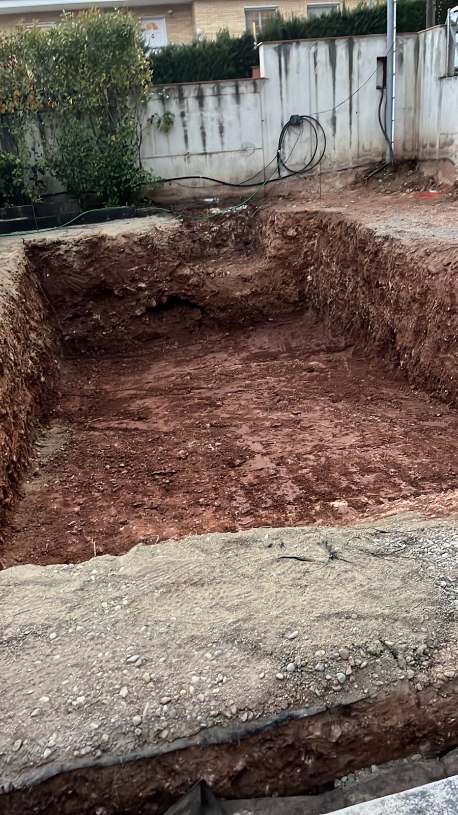 Hueco de la piscina excavado en el jardín Diseño de jardín con piscina y césped en Sitges Hueco de la piscina excavado en el jardín