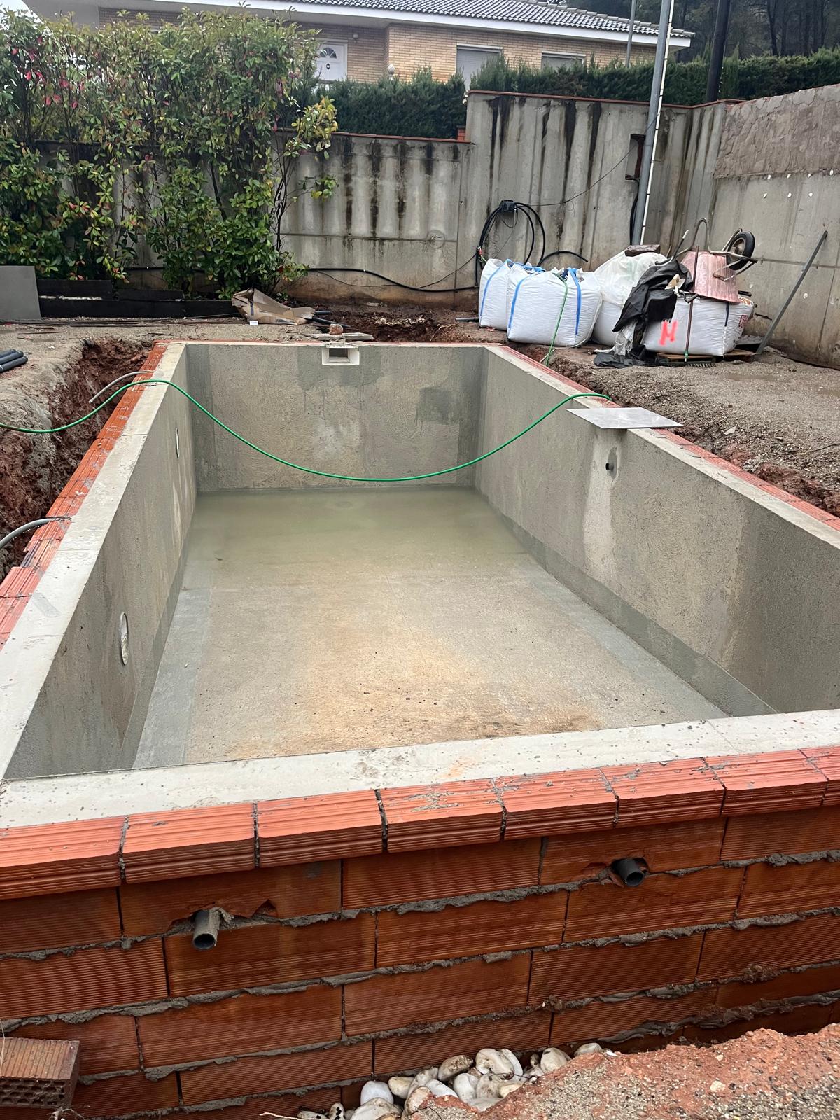 Vaso de la piscina revestido antes de los acabados Diseño de jardín con piscina y césped en Sitges Vaso de la piscina revestido antes de los acabados