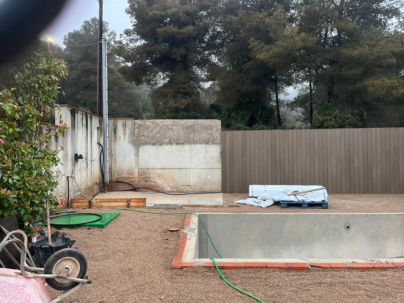 Piscina en obra y revestimiento del cerramiento Diseño de jardín con piscina y césped en Sitges Piscina en obra y revestimiento del cerramiento