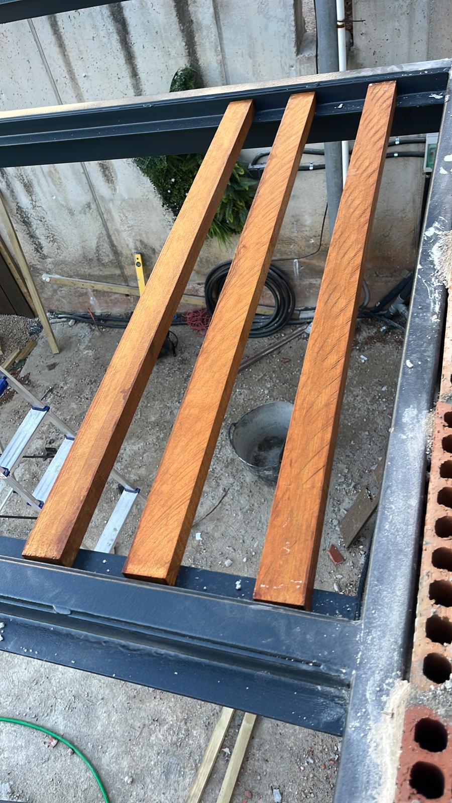 Montaje de las lamas de madera de la pérgola Diseño de jardín con piscina y césped en Sitges Montaje de las lamas de madera de la pérgola