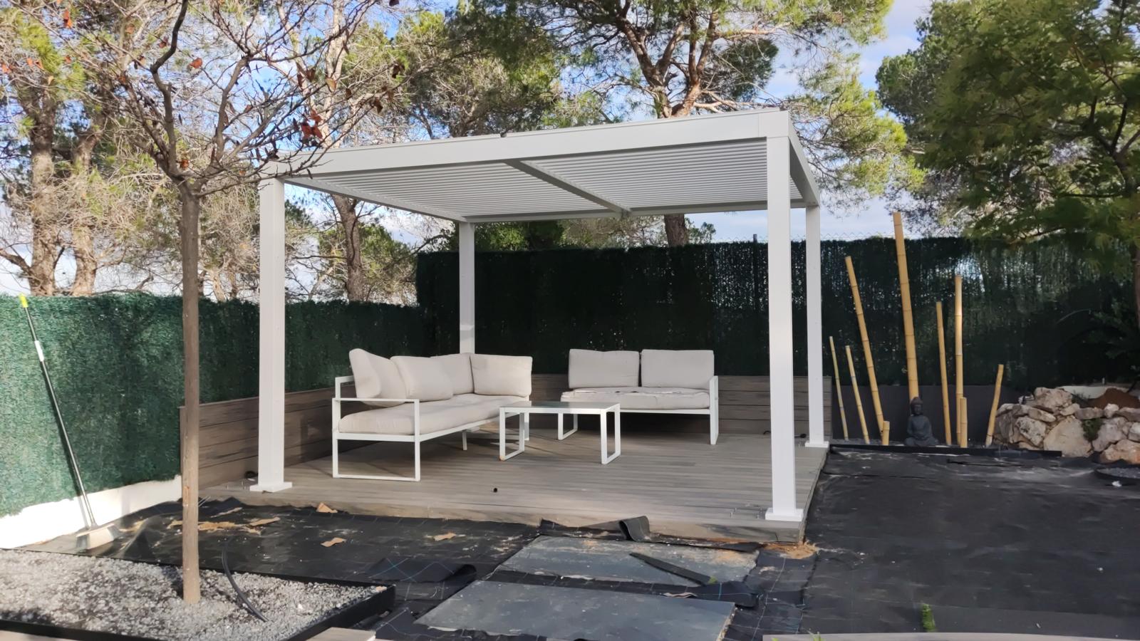 Pérgola sobre tarima con el jardín todavía en preparación Jardín con piscina, tarima y pérgola en Castelldefels Pérgola sobre tarima con el jardín todavía en preparación