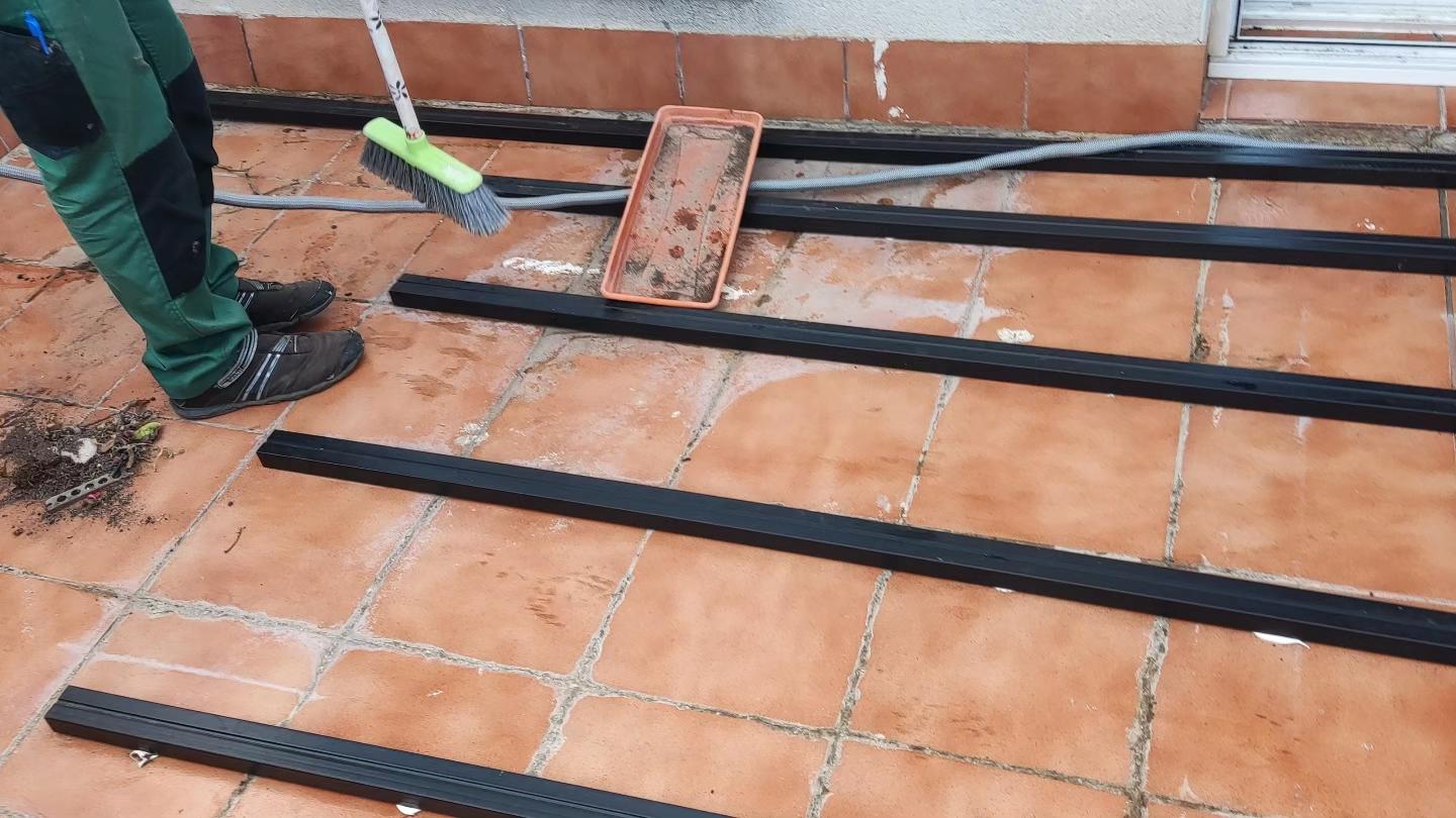 Preparación del suelo cerámico con rastreles para la tarima Tarima de madera y diseño de terraza en Cubelles Preparación del suelo cerámico con rastreles para la tarima