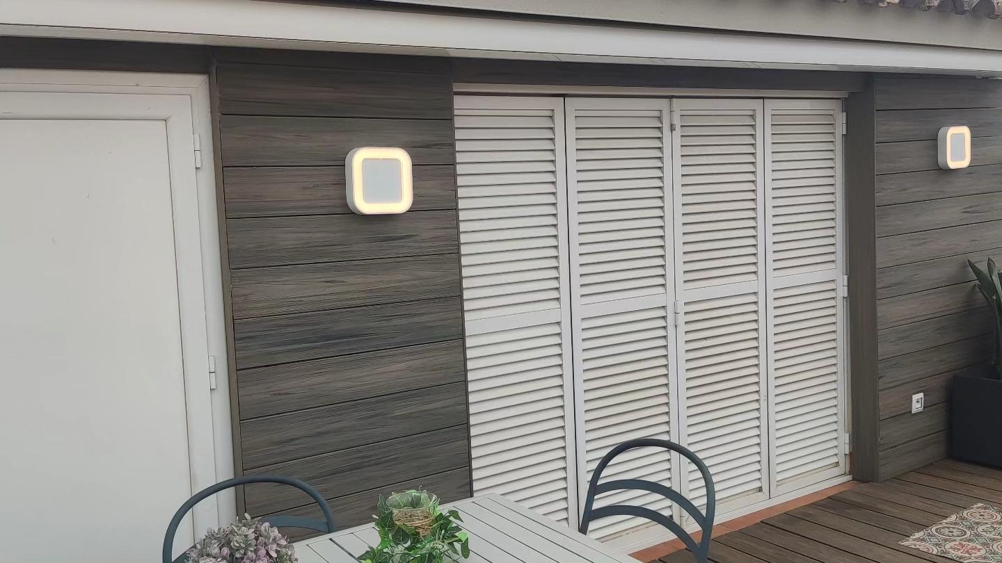 Revestimiento de pared en madera con apliques junto a las puertas Tarima de madera y diseño de terraza en Cubelles Revestimiento de pared en madera con apliques junto a las puertas