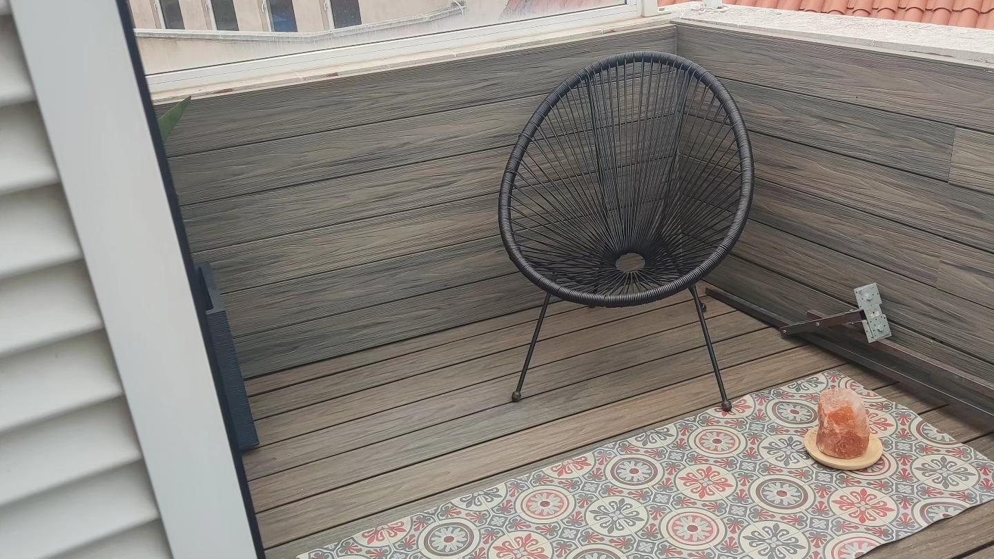 Rincón de descanso con tarima y petos revestidos de madera Tarima de madera y diseño de terraza en Cubelles Rincón de descanso con tarima y petos revestidos de madera