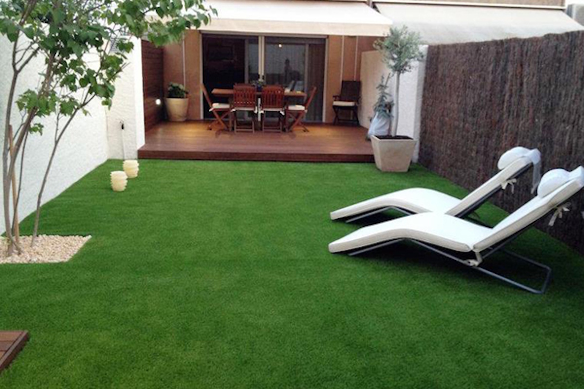 Instalación profesional de césped artificial Castelldefels en jardín residencial