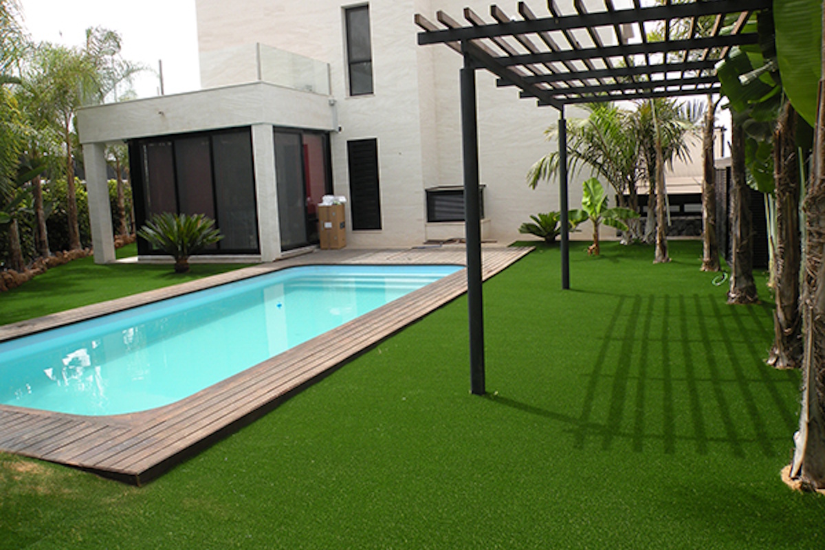 Terraza con césped artificial Castelldefels sin mantenimiento