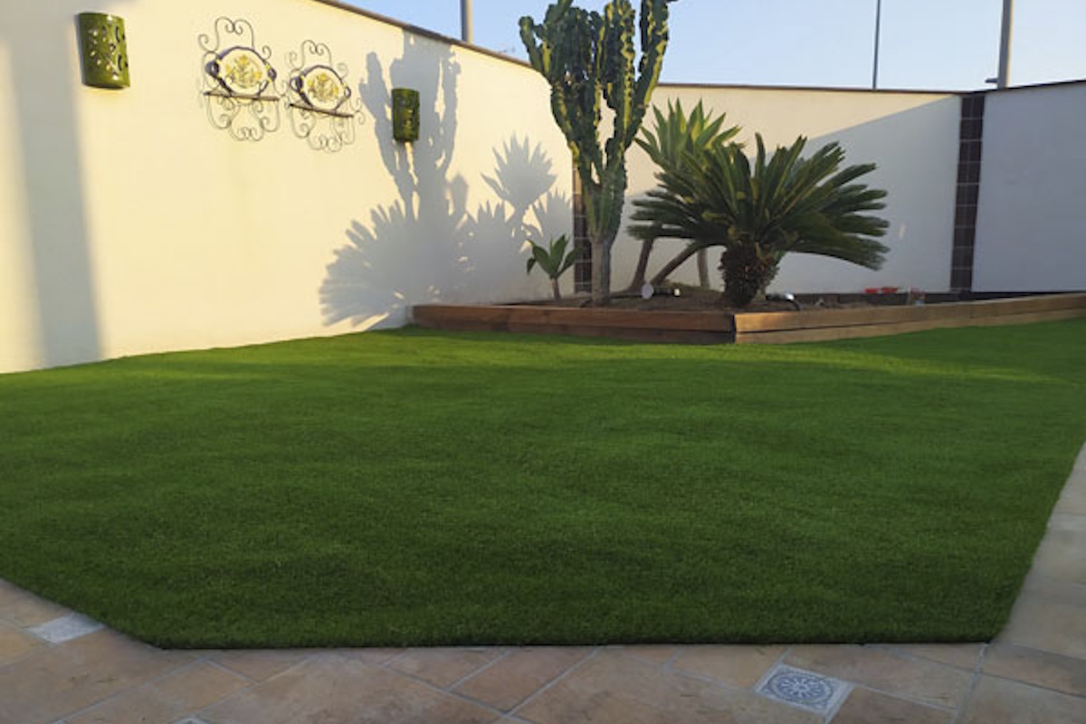 Jardín residencial con césped artificial en Cunit instalado por profesionales