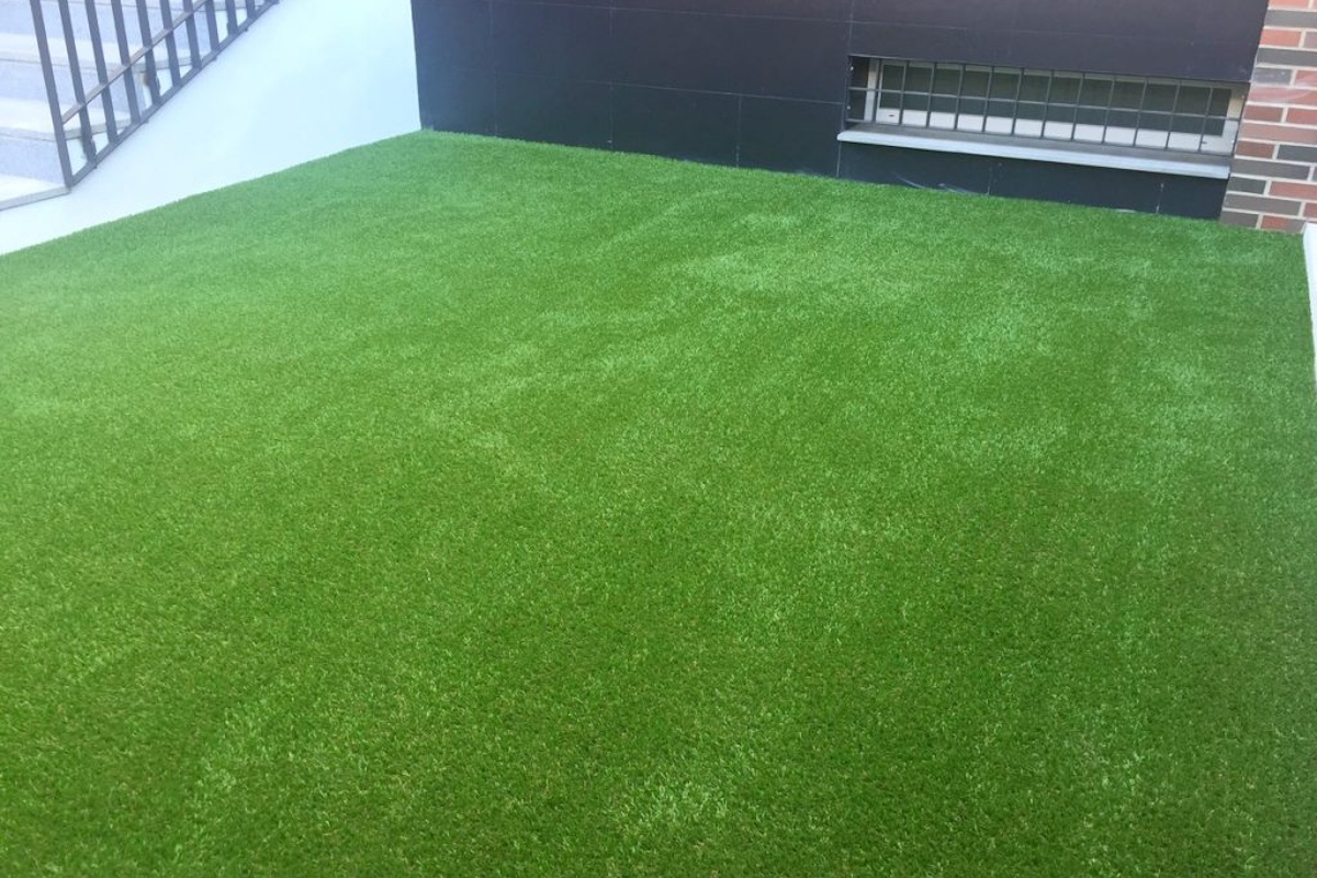 Terraza moderna con césped artificial en Cunit sin mantenimiento