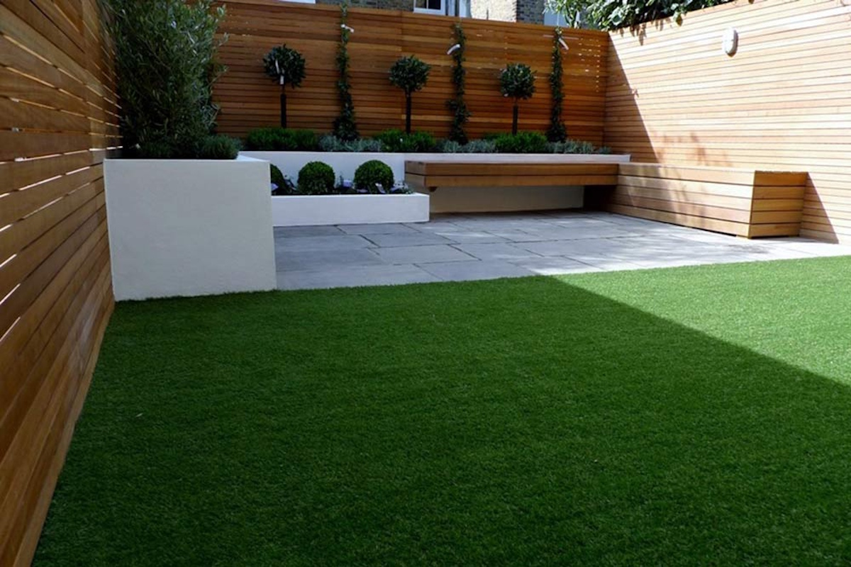 Restaurante con terraza de césped artificial en Cunit