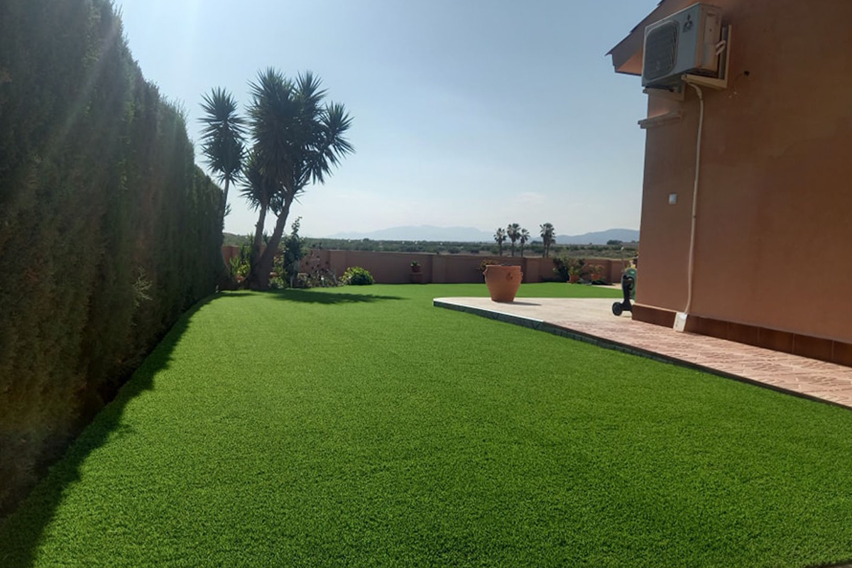 Jardín privado con césped artificial en Segur de Calafell recién instalado