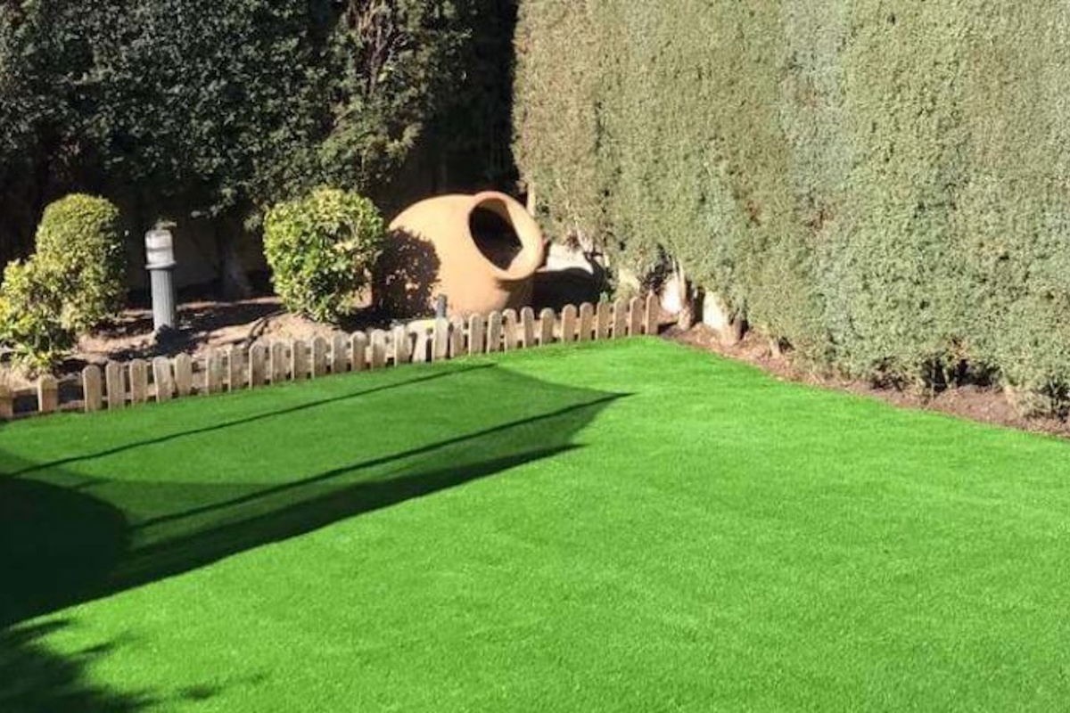 Césped artificial en Segur de Calafell en zona de piscina sin mantenimiento