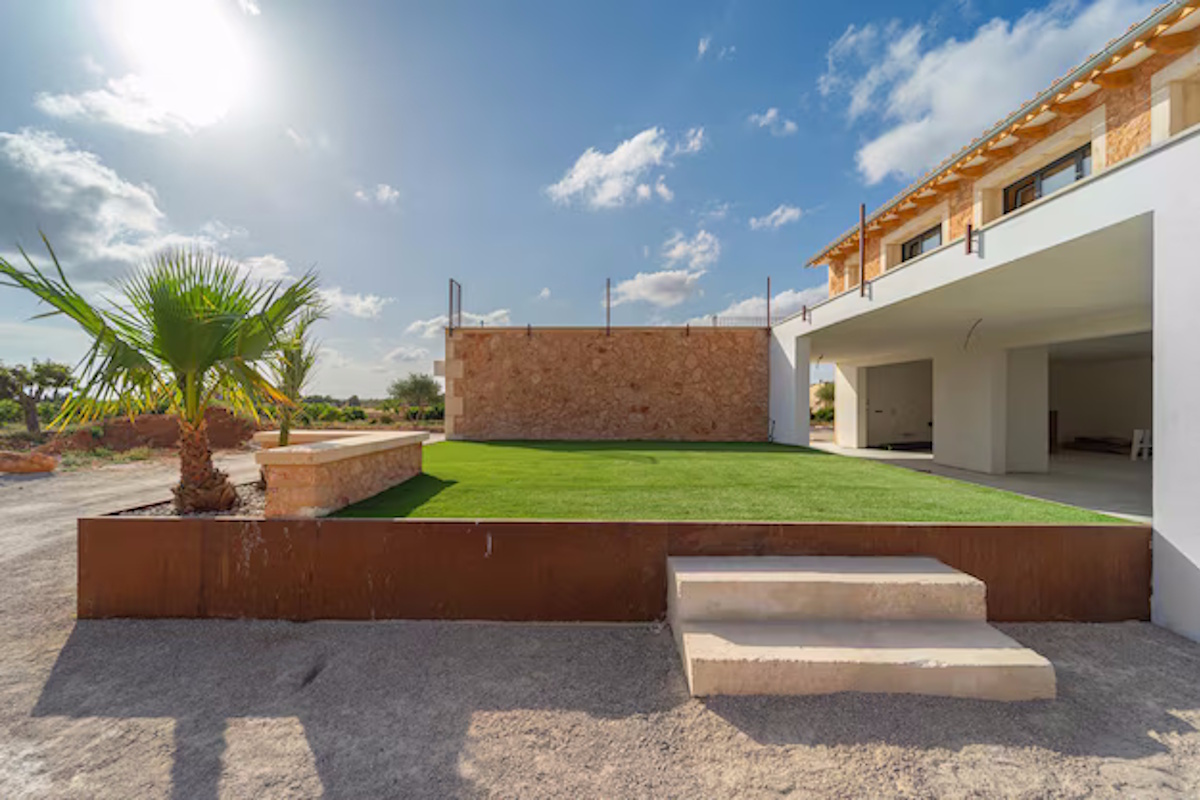 Instalación profesional de césped artificial Sitges en jardín residencial