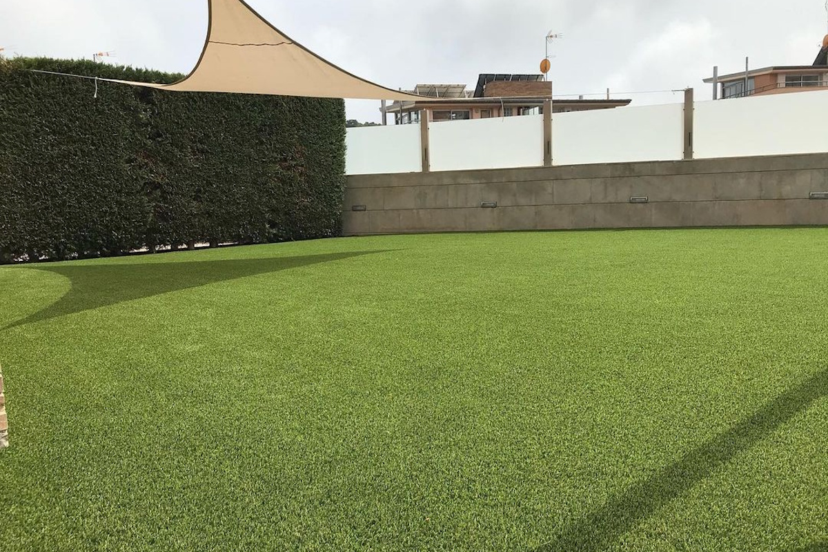 Detalle de césped artificial Sitges en zona de piscina