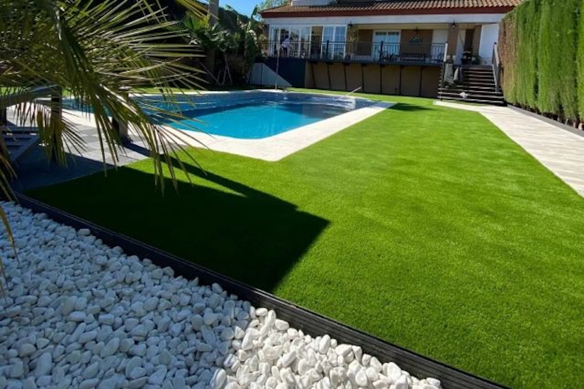 Proceso de instalación de césped artificial Sitges en patio
