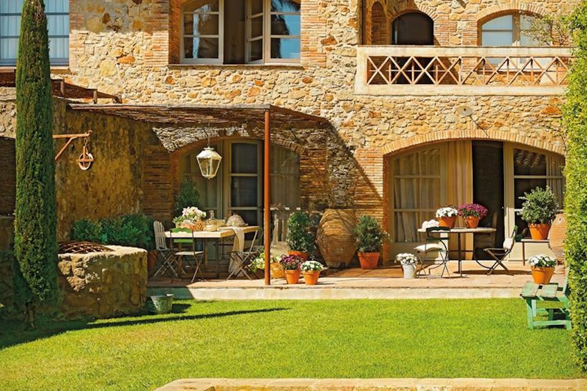 Diseño de jardines exteriores Barcelona con bajo consumo hídrico