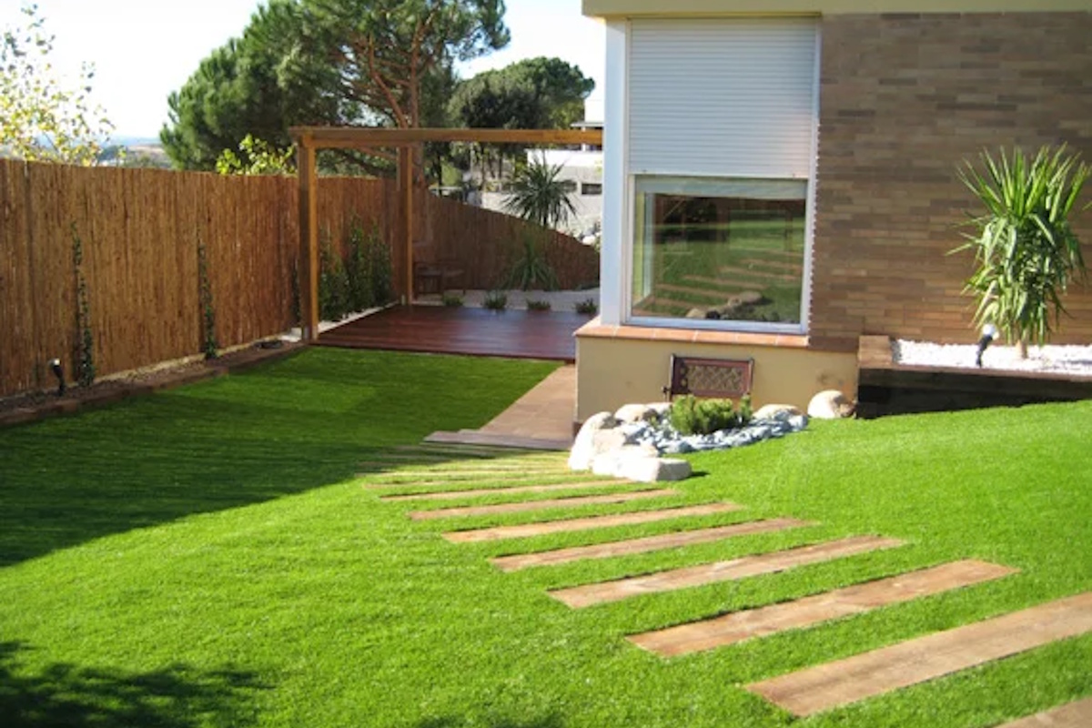 Diseño jardines Gavà con zona chill out para empresas hoteleras