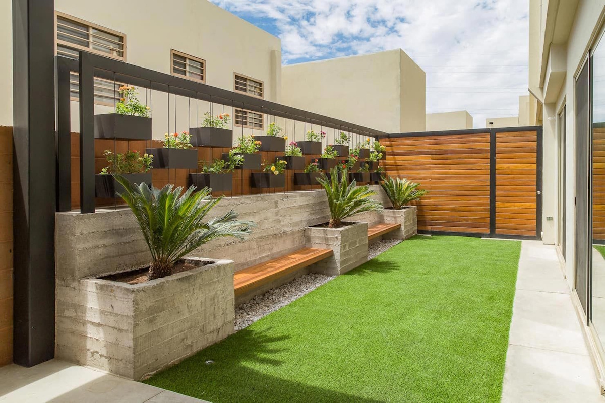 Proyecto profesional de diseño de jardines en Sitges con césped artificial