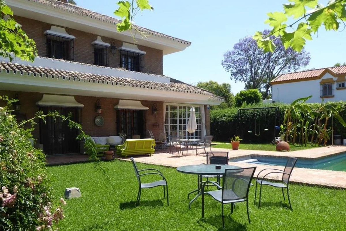 Jardineros en Castelldefels realizando mantenimiento de césped