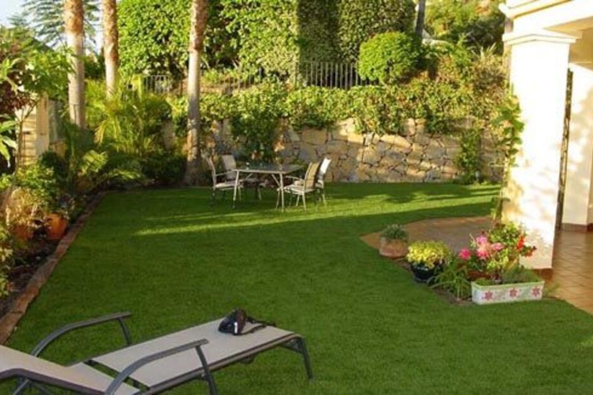 Jardineros en Sitges realizando tareas de mantenimiento