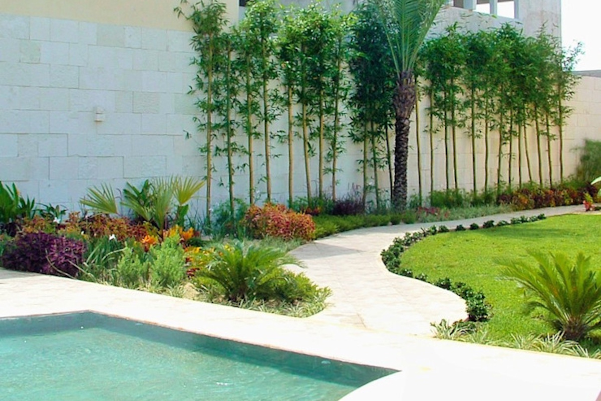 Jardineros en Sitges en jardín de hotel
