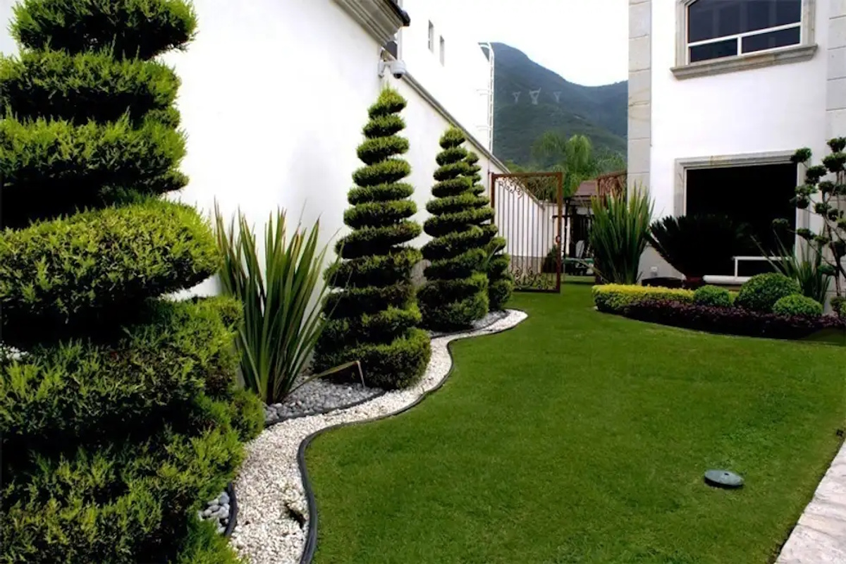 Jardineros en Sitges usando especies autóctonas
