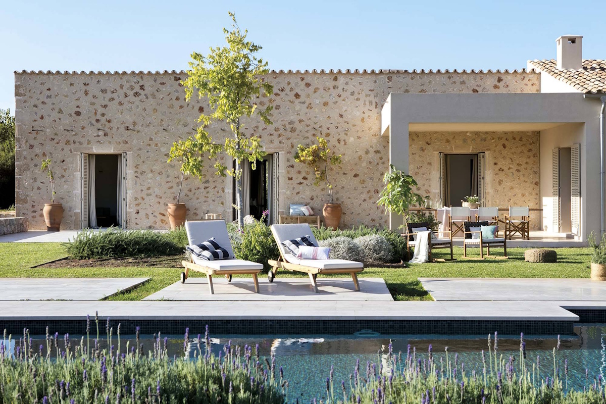 Jardineros Segur de Calafell cuidando un jardín mediterráneo