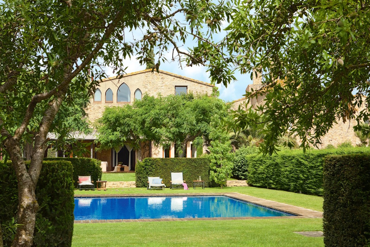 Jardineros Segur de Calafell realizando mantenimiento de jardín