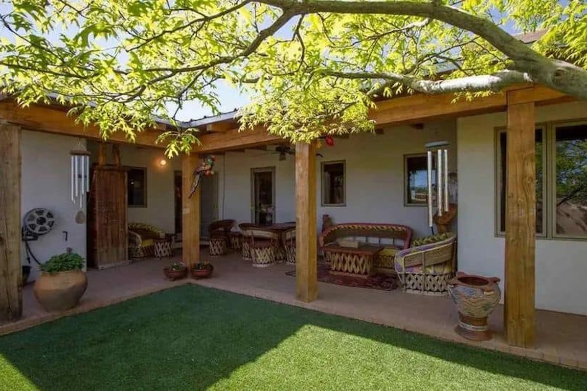 Jardineros Segur de Calafell en tareas de mantenimiento periódico