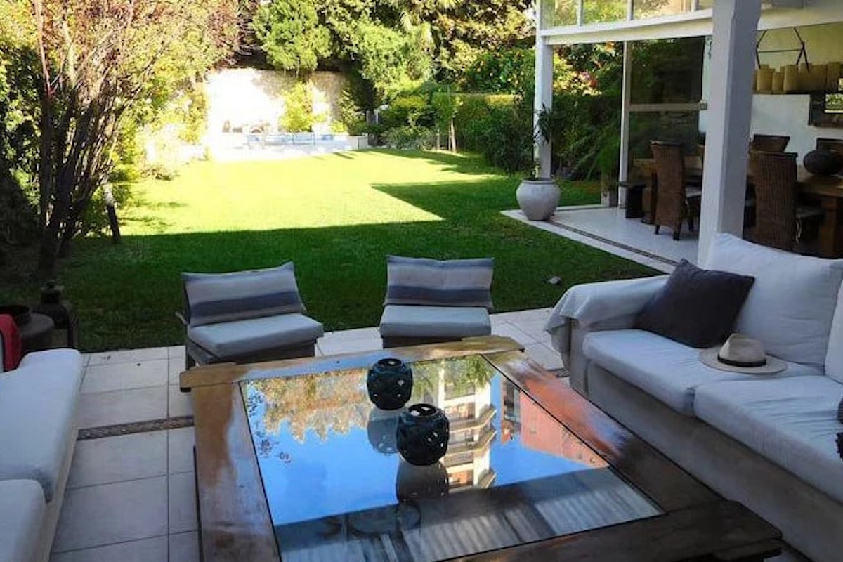 Profesional planificando mantenimiento de jardines Badalona