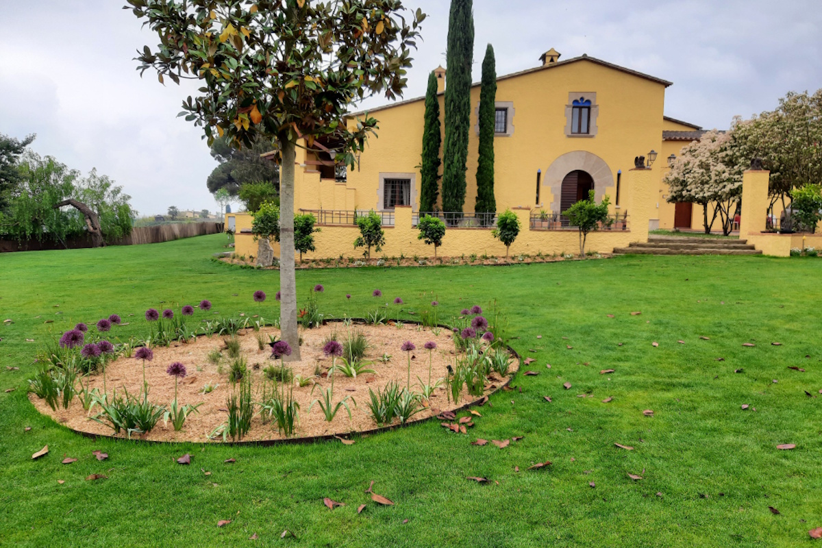 Jardineros profesionales realizando mantenimiento de jardines en Segur de Calafell