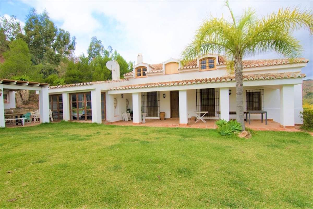 Jardineros realizando mantenimiento de jardines Sitges en vivienda privada