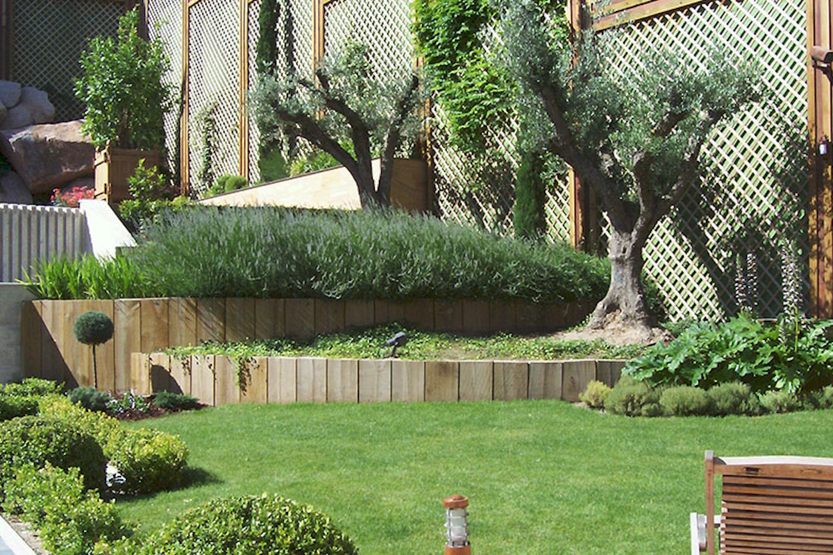 Fuente ornamental incluida en paisajismo de jardines en Sitges
