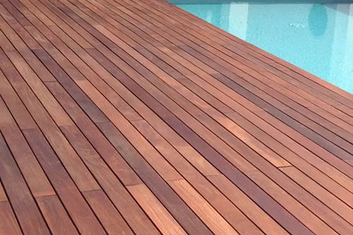 Instalación de tarimas de madera en Castelldefels en terraza con vista al jardín
