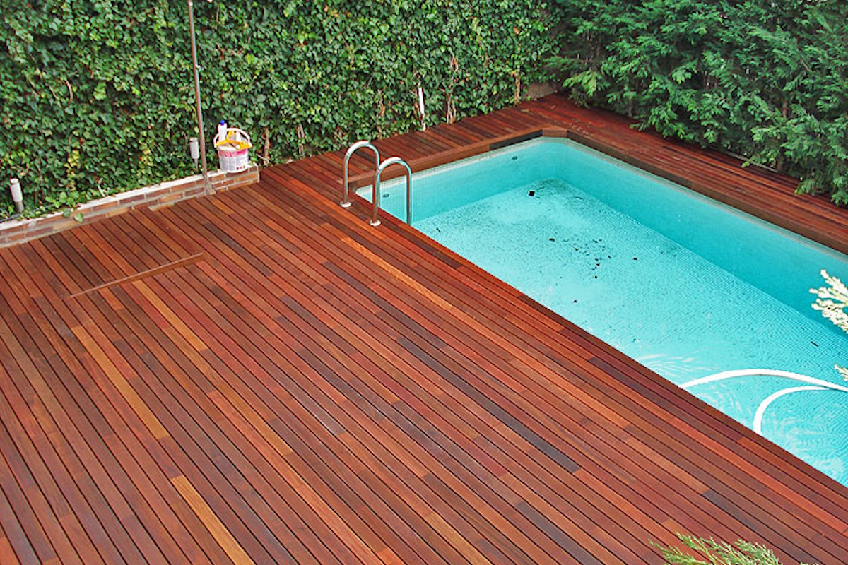 Tarimas de madera en Castelldefels para comedor exterior con pérgola