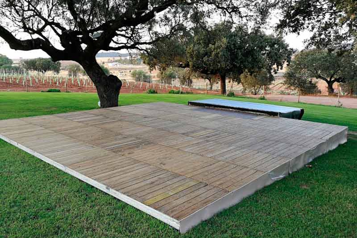 Tarimas de madera en Castelldefels tratadas para exteriores frente al mar