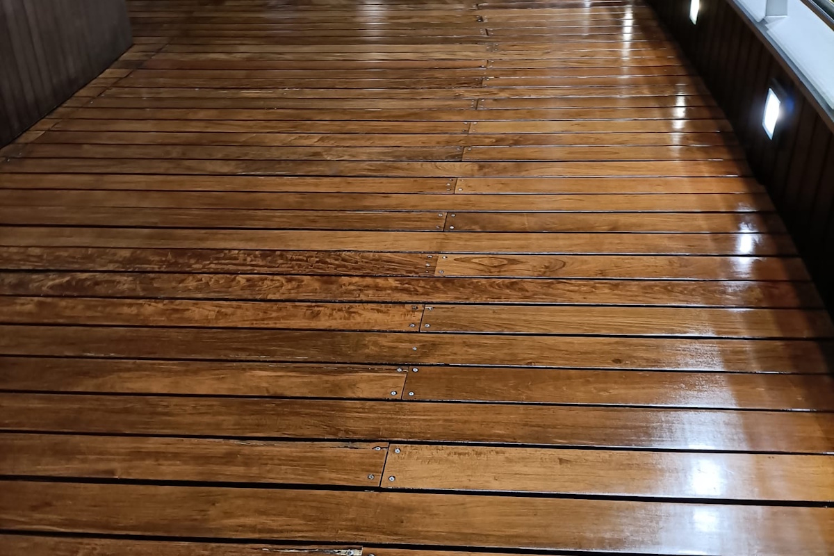 Diseño de jardín con césped y tarimas de madera en Castelldefels