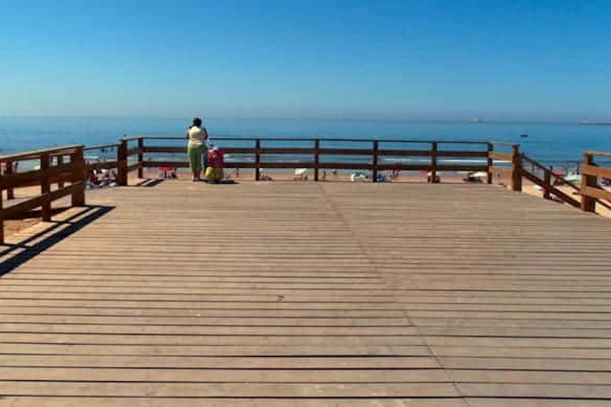Proyecto de tarimas de madera en Castelldefels realizado por Césped El Centímetro