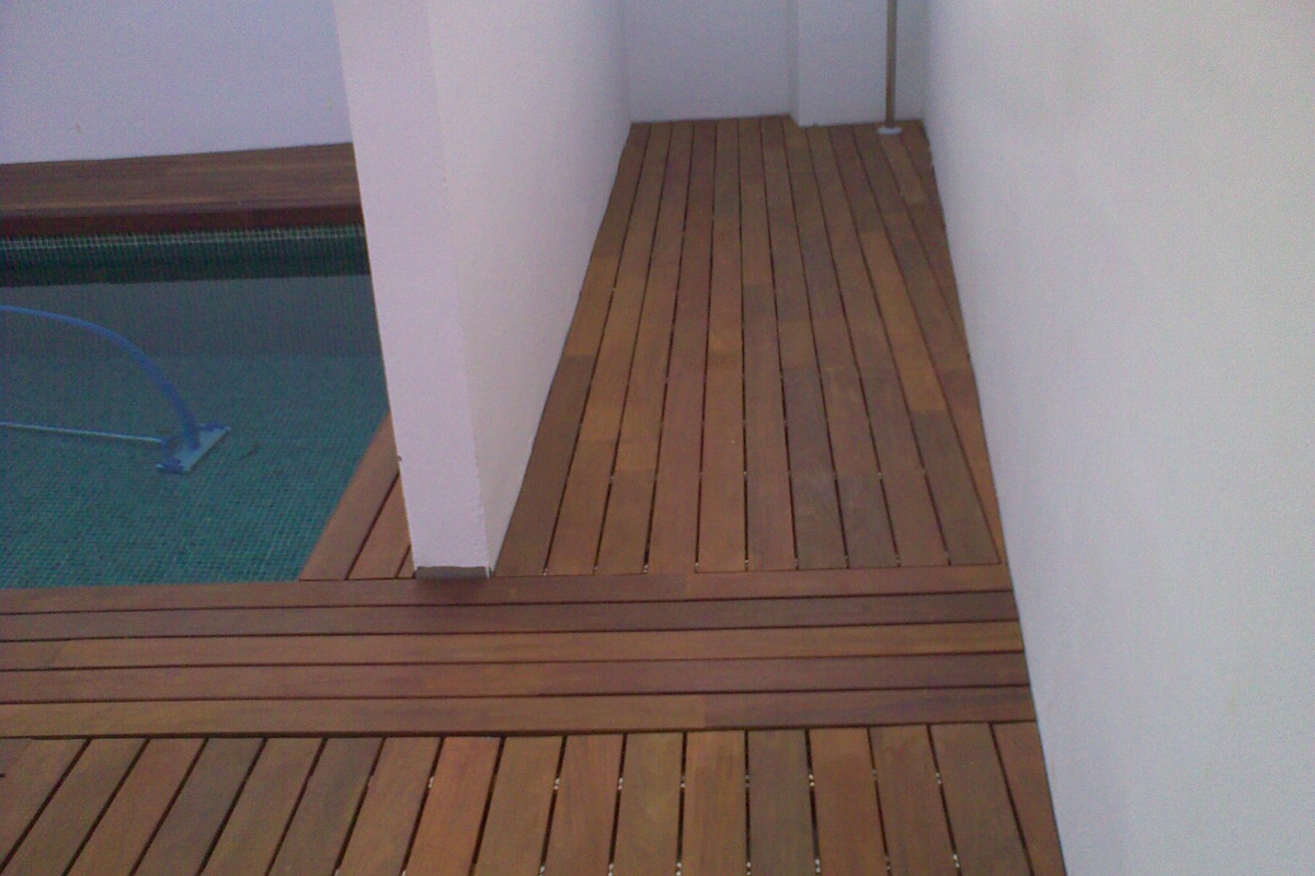 Terraza moderna con tarimas de madera en Hospitalet de Llobregat y césped artificial