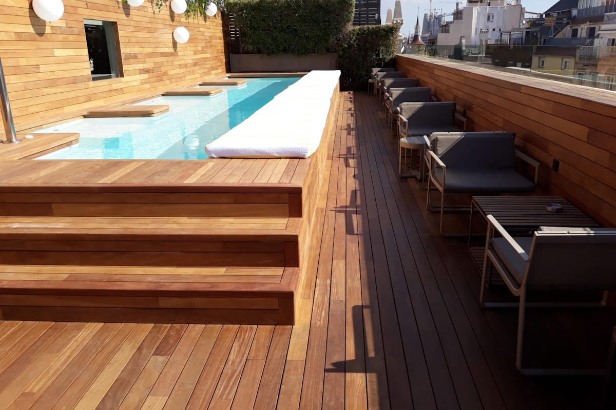 Combinación de césped y tarimas de madera en Hospitalet de Llobregat en zona chill out