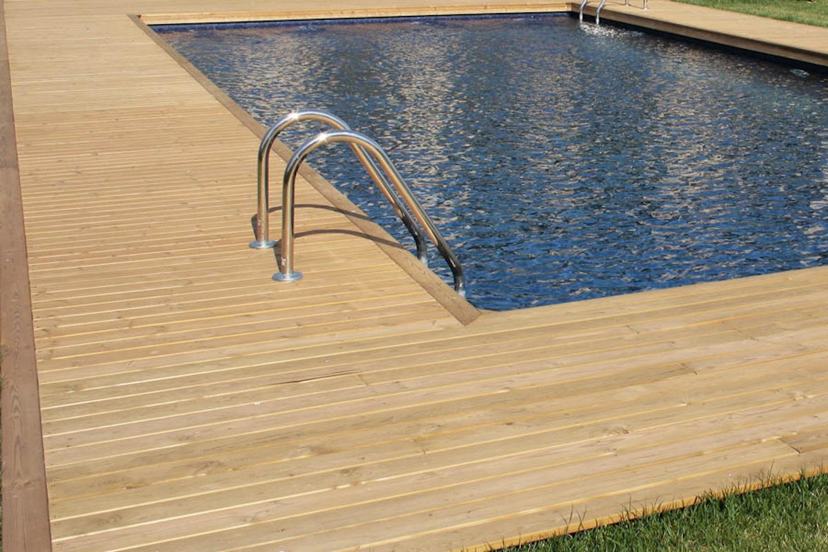 Proyecto personalizado con tarimas de madera en Hospitalet de Llobregat y jardinería